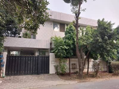 SYED BROTHERS PROUDLY OFFERS 1-Kanal Elegant And Fully Maintained Old Bungalow Is Available In The Best Block Of DHA Lahore