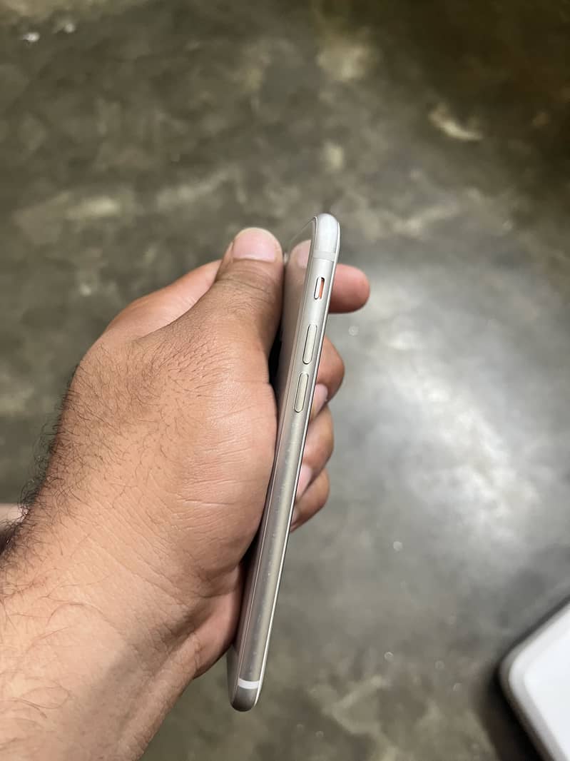 Apple iPhone 8 3