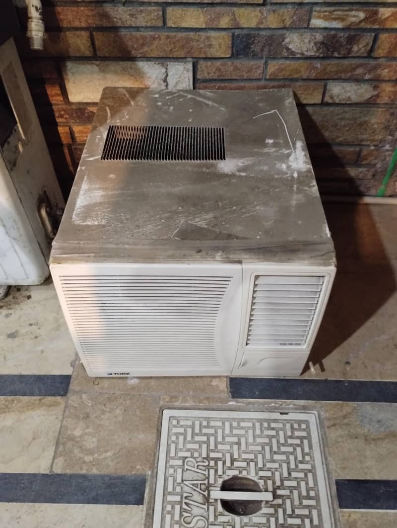 window AC 0