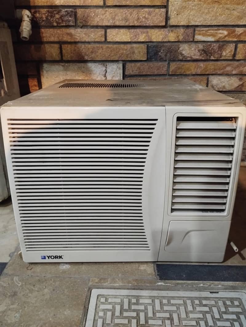 window AC 1