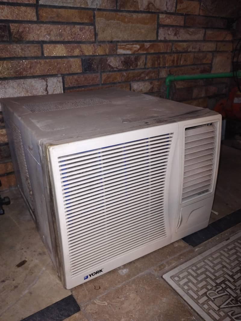 window AC 4