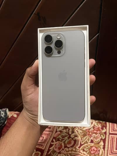 iPhone 15 Pro Max factory unlocked / 256