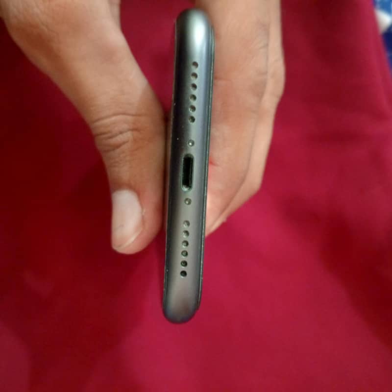 Apple iPhone 11 4
