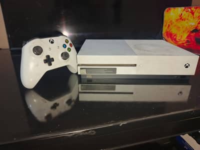 Xbox One S 1TB – Excellent Condition Console (with 2 Controllers)