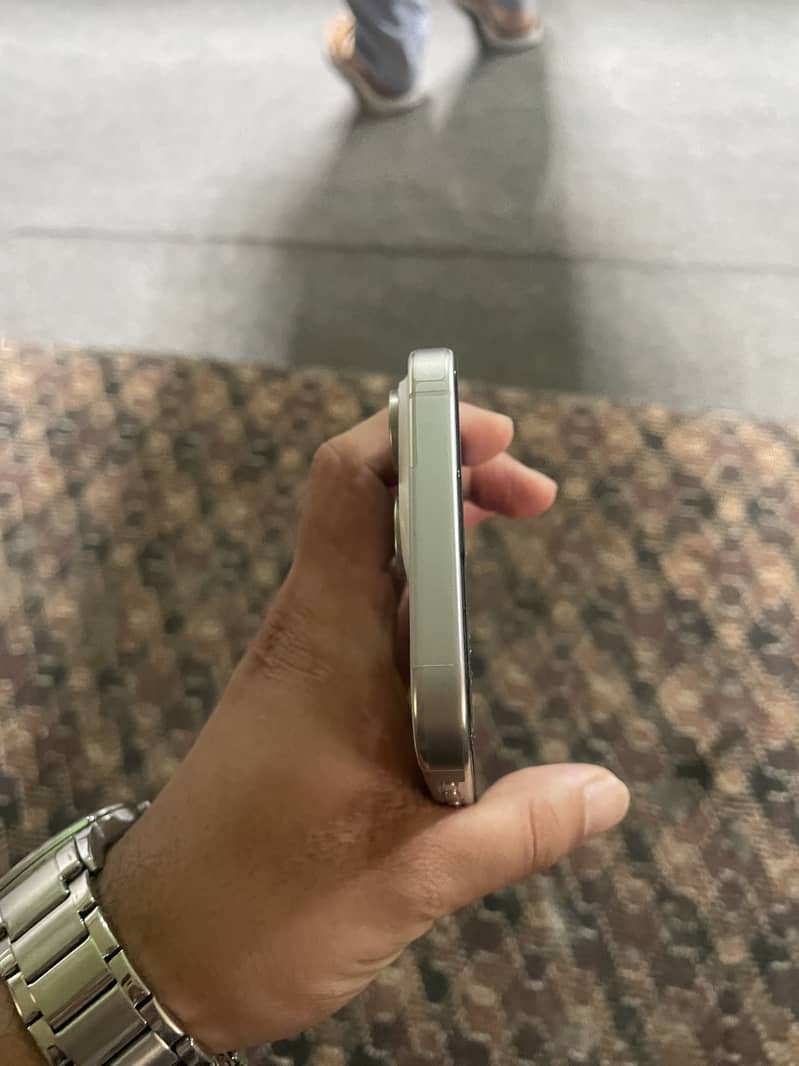 Apple iPhone 15 Pro Max 4