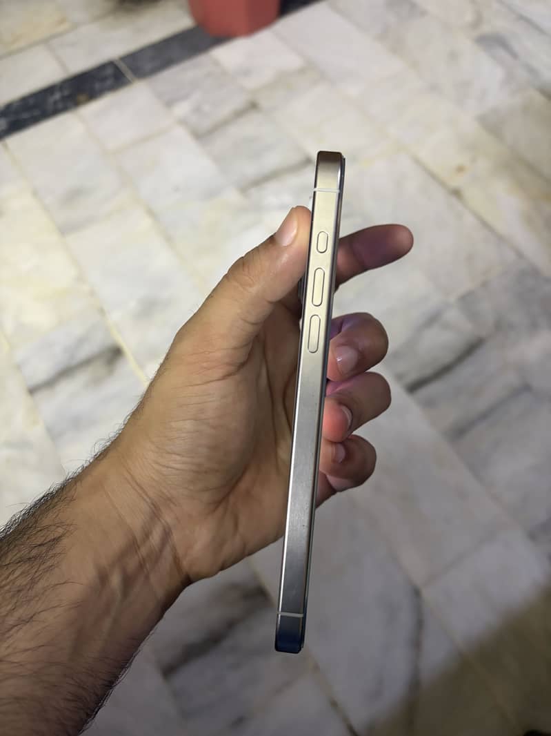 Apple iPhone 15 Pro Max 4