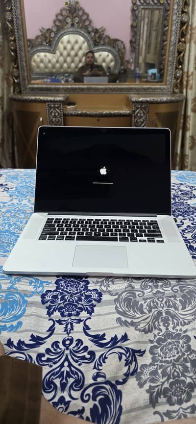 Macbook Pro 15" Retina Display ntel Core i7 2.2GHz | 8GB RAM 256GB SSD