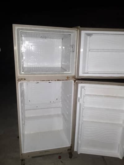 urgent for sale Dawlance refrigerator okay condition for home used