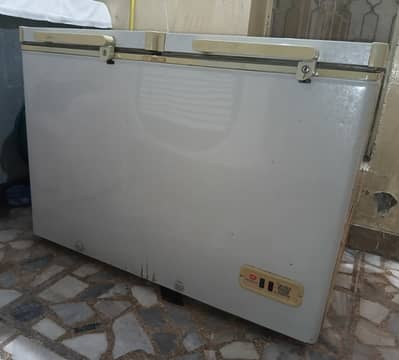 ​بہترین کنڈیشن میں استعمال شدہ فریزر مناسب قیمت پر دستیاب ہے۔