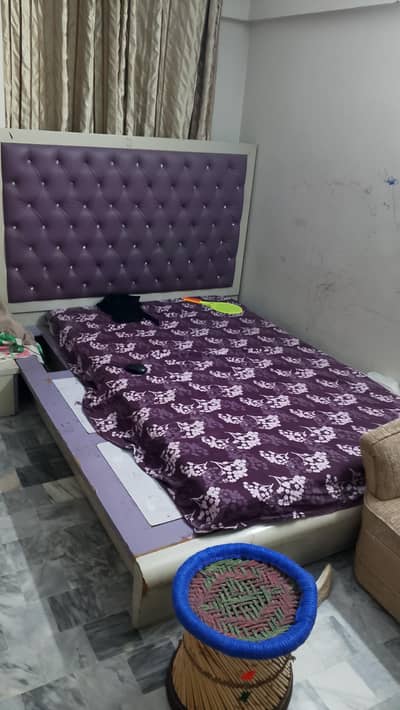 Single bed mai large size, 100% kabar ki qeemat mai with mattress