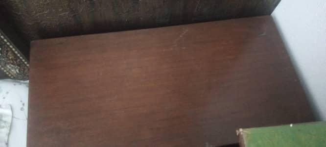 ye table ha  lakadi ka majbut banaa hua hai     03014581480