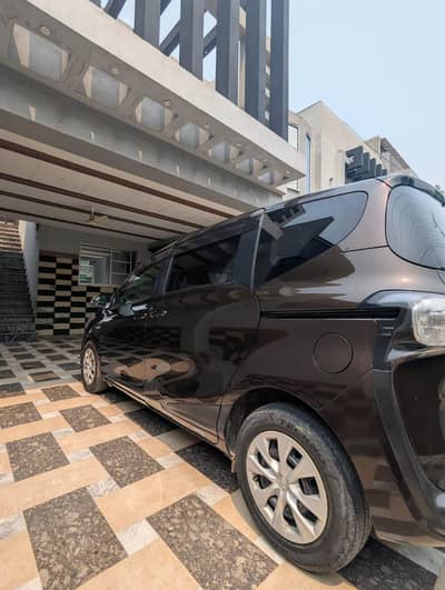 Toyota Sienta 2015