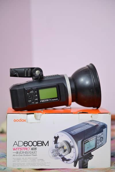 AD 600BM STROBE LIGHT VERY GOOD CONDITION