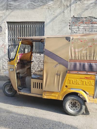 Tuk Tuk CNG Rickshaw 6 Seater Engine Fit Powerful