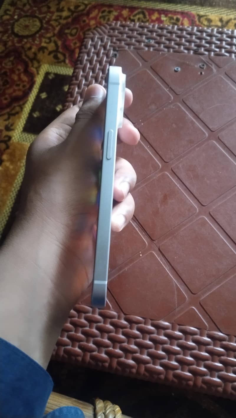 Apple iPhone 13 2