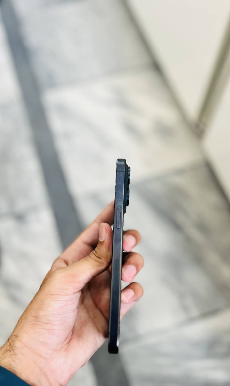 Apple iPhone 15 Pro Max 3
