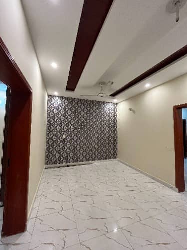 FLAT FOR STUDENTS IN EDEN BOULEVARD SOCIETY COLLEGE ROAD LAHORE