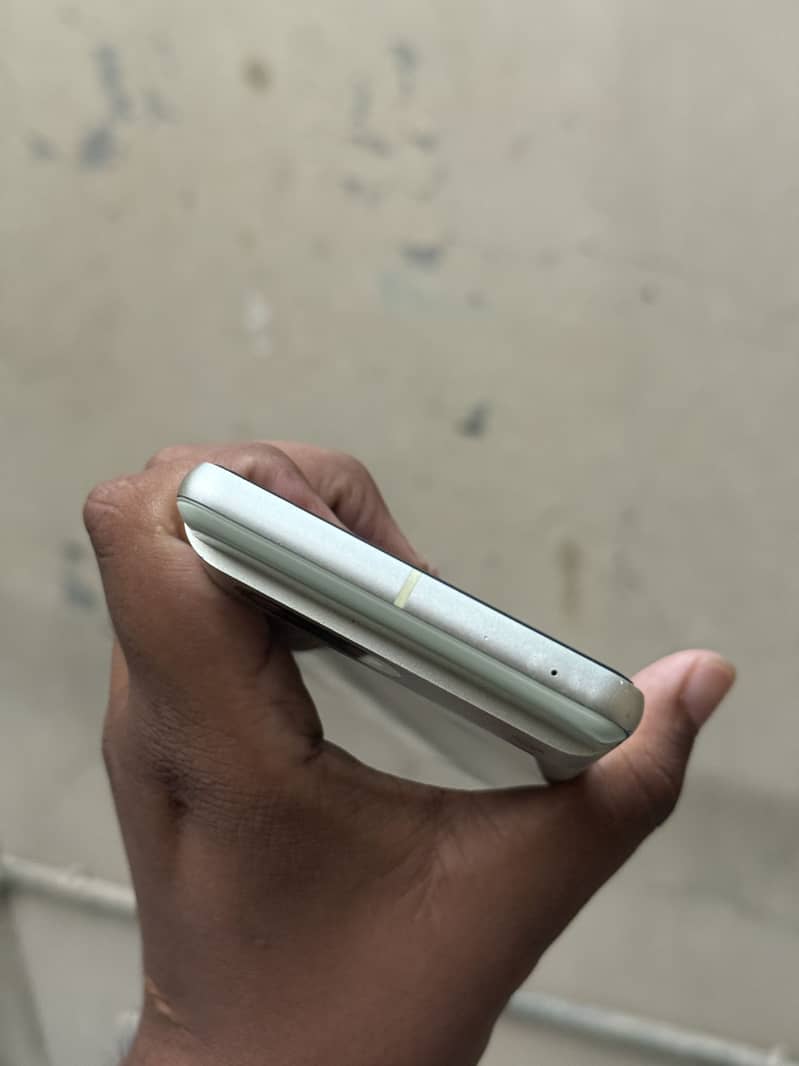 Google Pixel 7 4