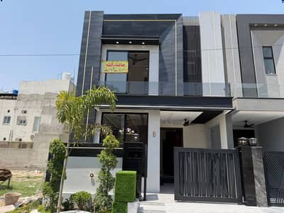 5 MARLA ELEGANT AND FULLY MAINTAINED SUPER HOT LOCATED BUNGALOW IS AVAILABLE IN BANKERS AVENUE BLOCK G, BEDIAN ROAD, LAHORE.