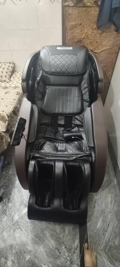 JC BUCKMAN IndulgeUs Full Body Massage Chair