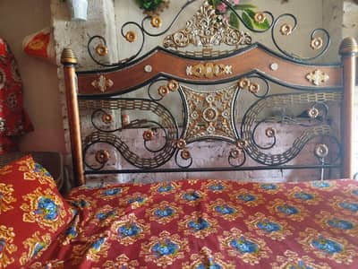 bed Kay Sath mattress bhi hai hai or said table set bhai arjunt for