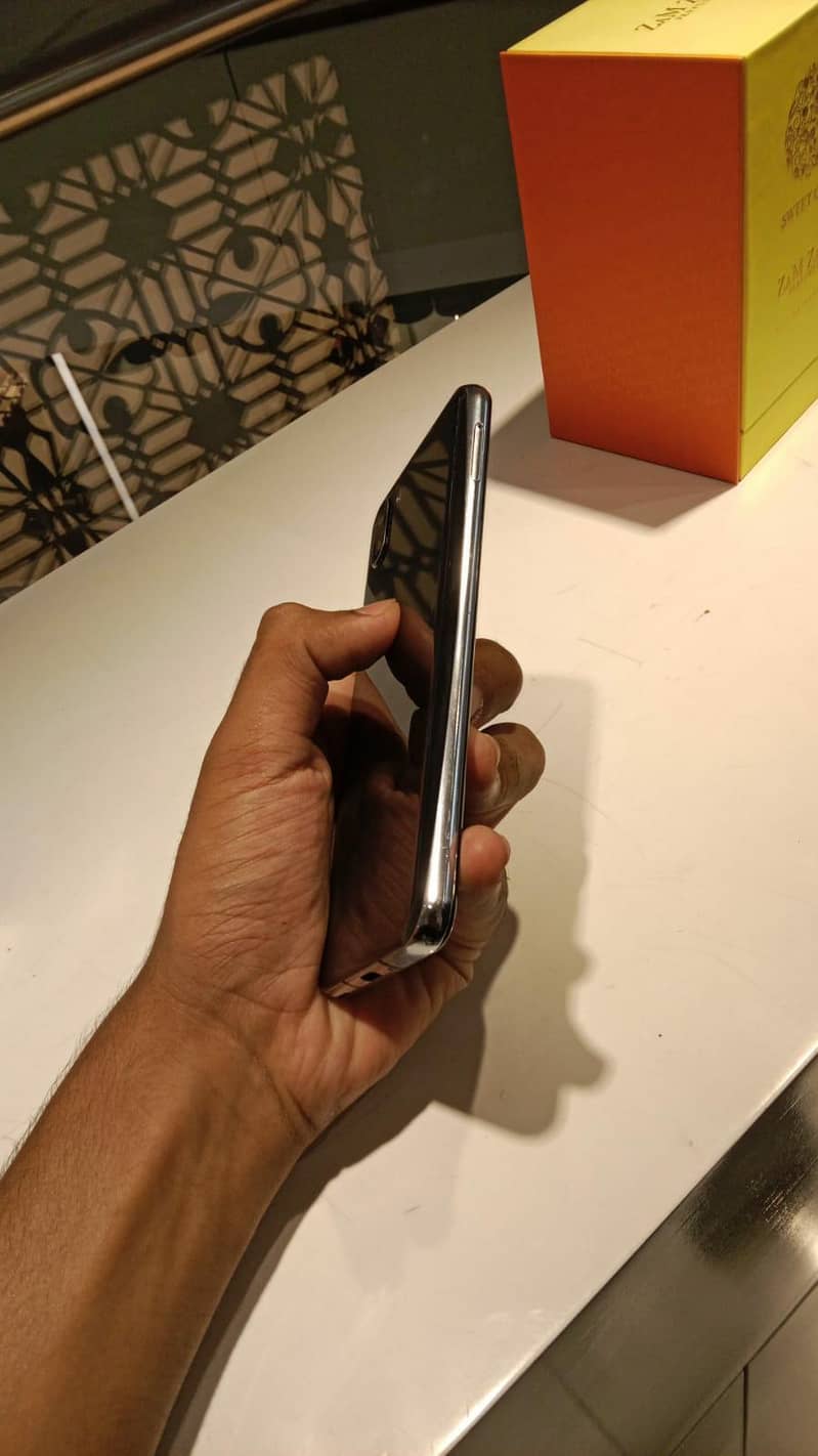 Sharp Aquos R2 1