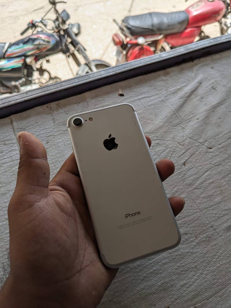 Apple iPhone 7 1
