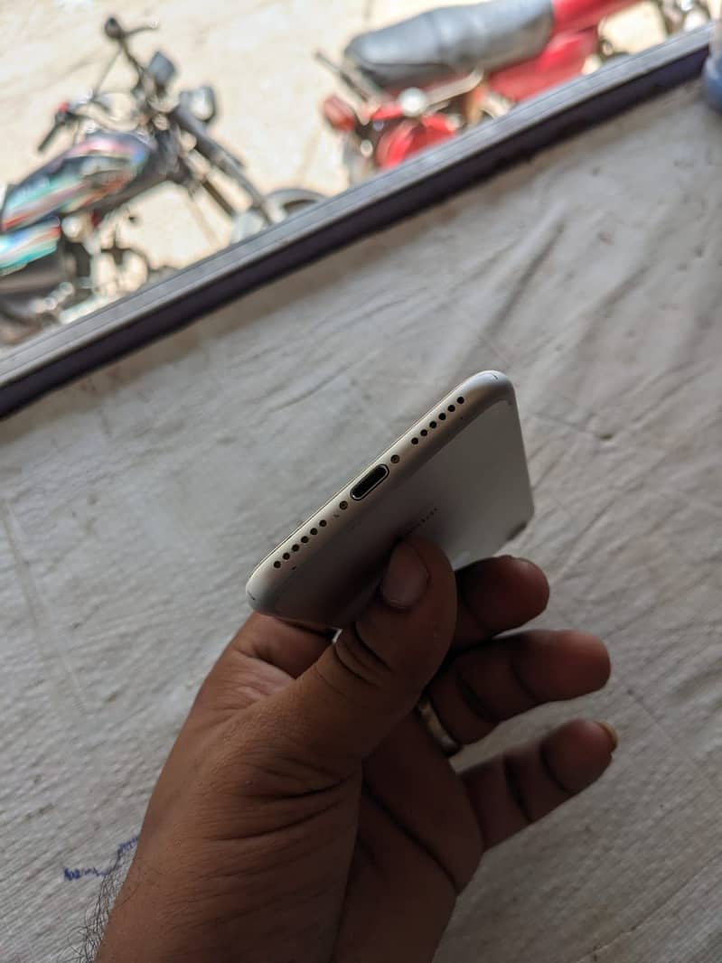 Apple iPhone 7 4