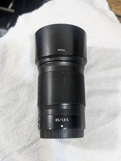 Nikon lens 85mm  1.8s