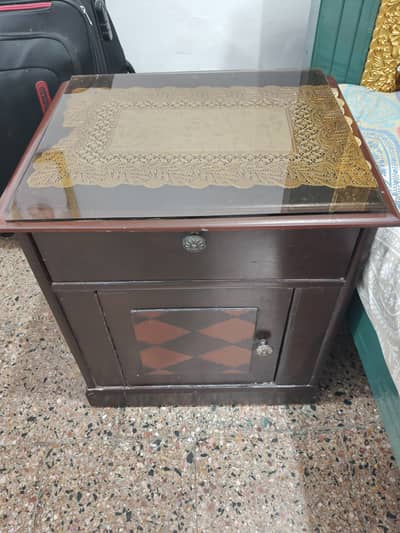 2 bed Sides & dressing table with easy sliding drawers for urgent sale
