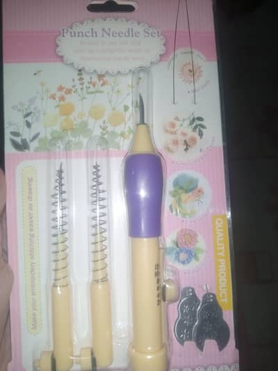 punching needle also include three small different colors yarnd