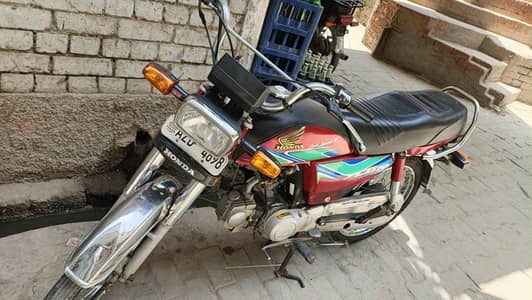 2018 model CD 70 bike hai condition saaf hai ek hath ki Chali Hui hai