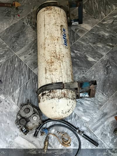 Gas cylinder and kit