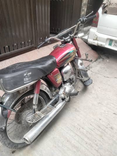 Yamaha 4 Stroke Red Color Powerful Bike