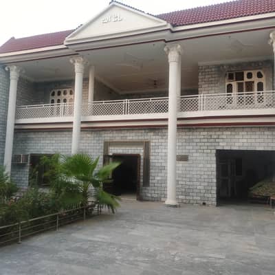Big one kanal house available for Any type of commerical use in near to cantt
