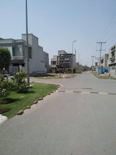 10 MARLA CORNER PLOT FOR SALE IN EXECUTIVE BLOCK PARAGON CITY LAHORE