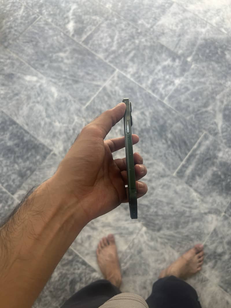 Apple iPhone 13 2