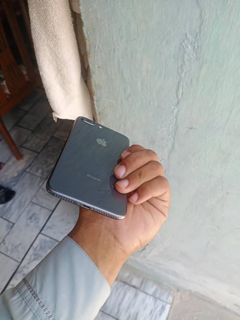 Apple iPhone 8 Plus 1