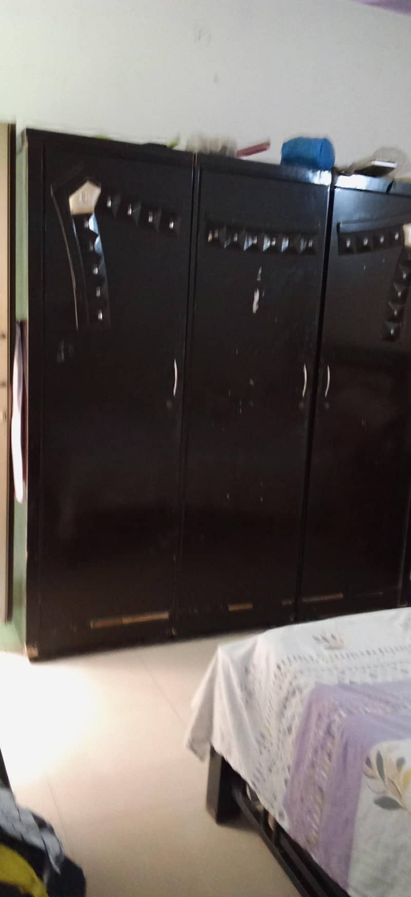 iron table and 3 door Wardrobe 3