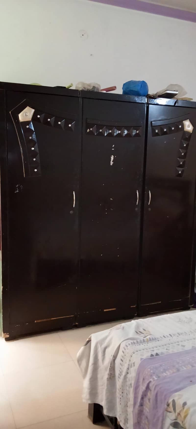 iron table and 3 door Wardrobe 4