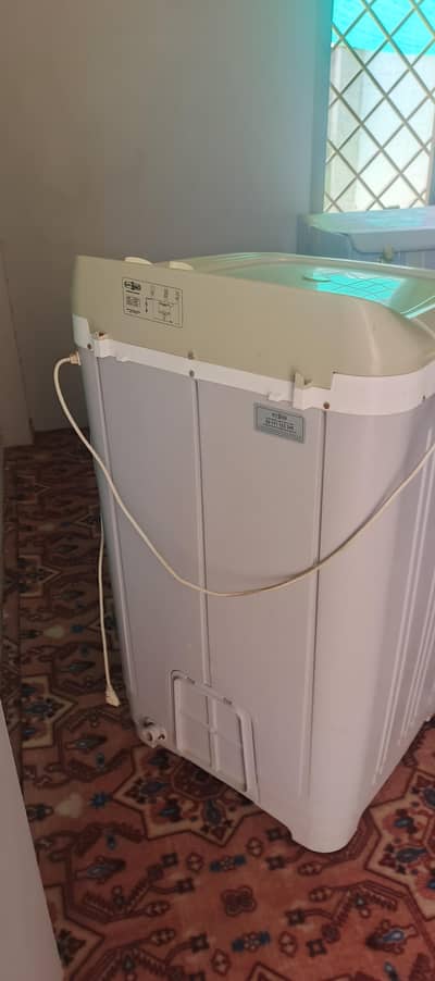 Washing machine with single dryer