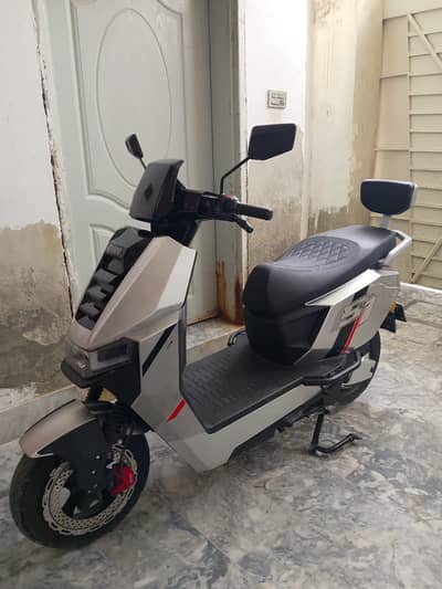 Evee / Lima Electric Scooty for Sale – 100km Range | Fast Charging