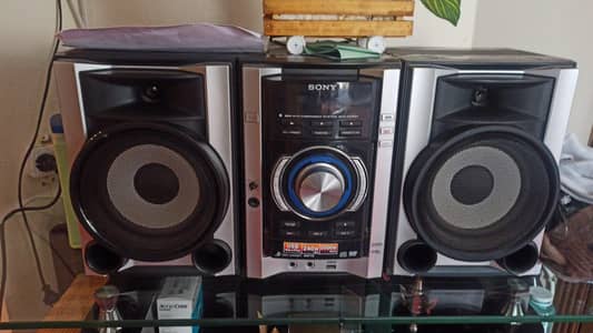 Sony Bluetooth speaker with remote , in good condition, made in Japan