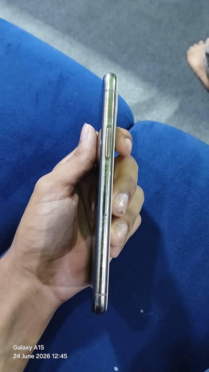 Apple iPhone 11 Pro 4
