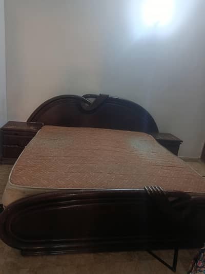 Lakri ka Double Bed 2 Side Tables + Mattress ke sath - Karachi