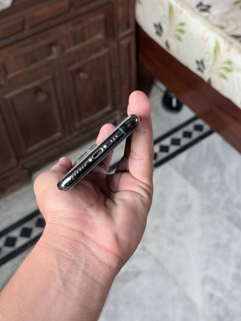 Apple iPhone 11 Pro 4
