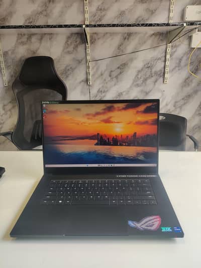 Razer blade Gaming laptop RTX 4070 I7 13TH GEN 240HZ DISPLAY 32GB DDR5