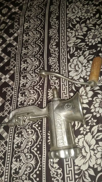 Golden manual meat grinder/keema machine -heavy cast iron