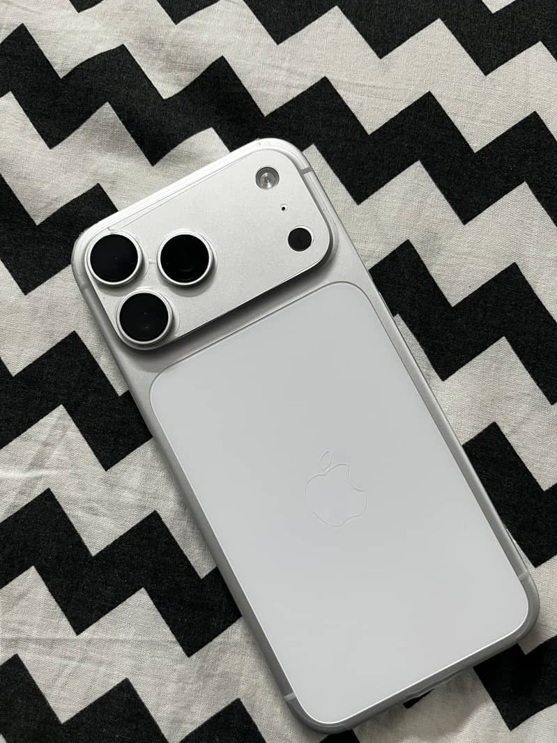 Apple iPhone 17 Pro Max 1