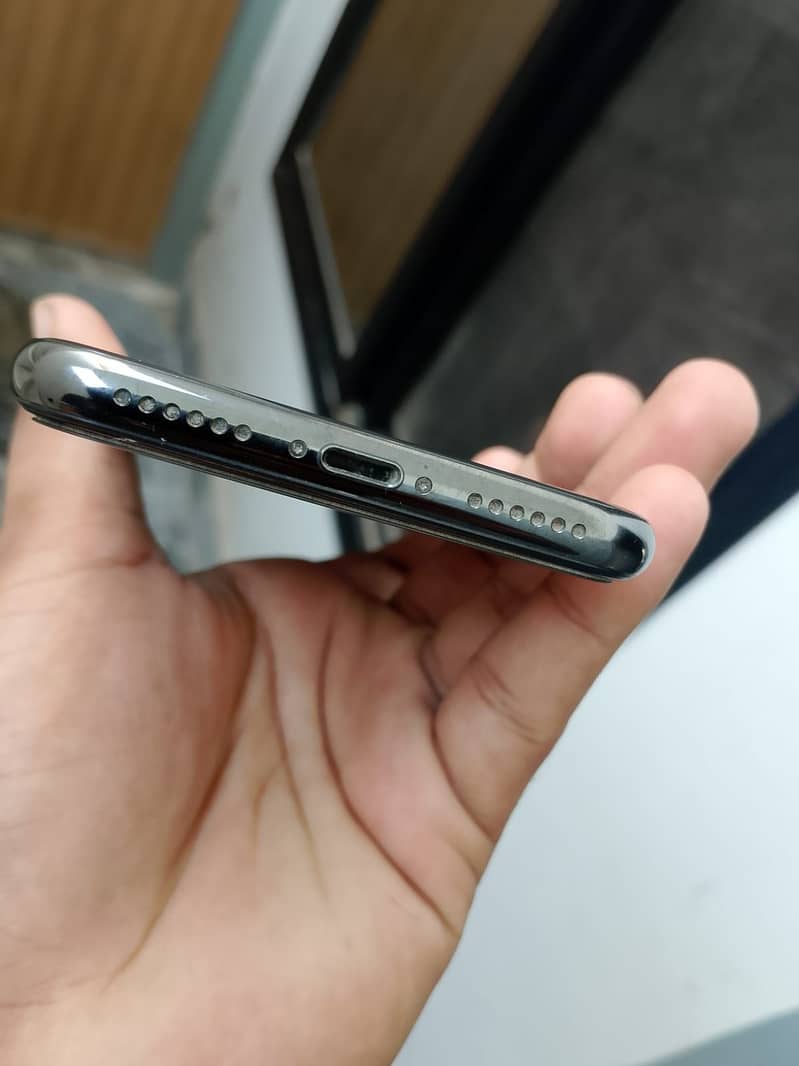 Apple iPhone X 4